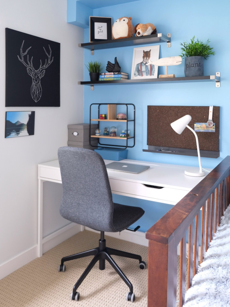 Cette image montre une petite chambre d'enfant design avec un mur bleu, moquette et un sol beige.