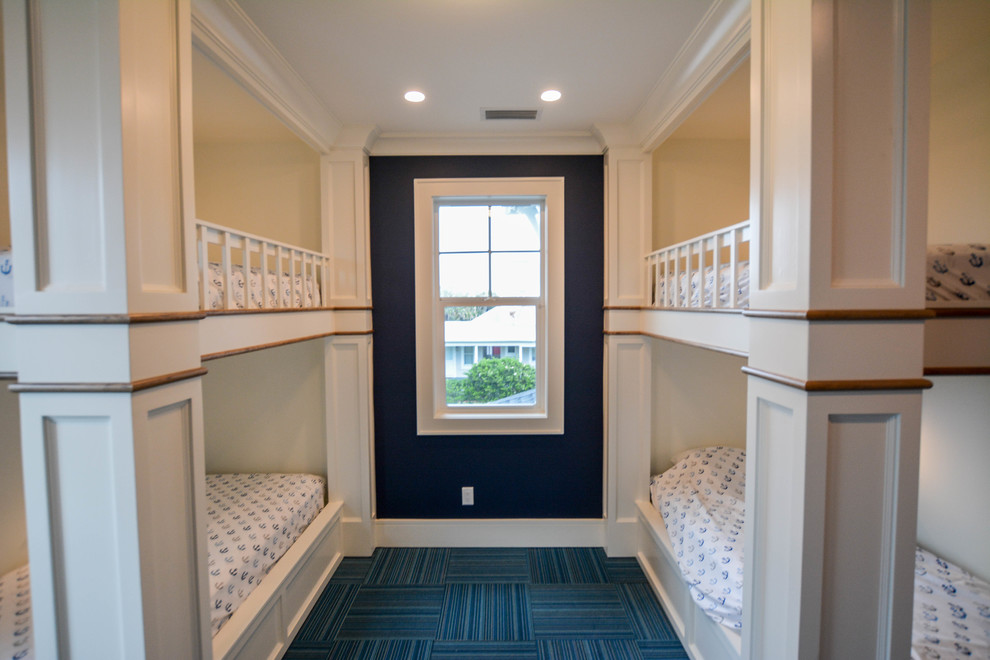 Exempel på ett mellanstort maritimt könsneutralt barnrum kombinerat med sovrum och för 4-10-åringar, med heltäckningsmatta och blått golv