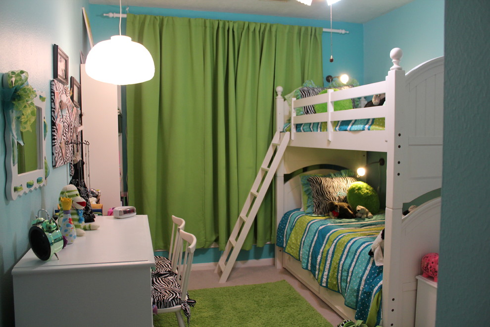Exemple d'une chambre d'enfant tendance avec un lit superposé.