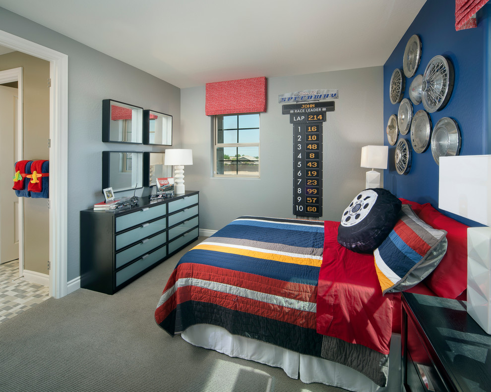 Klassisches Jungszimmer mit Schlafplatz, blauer Wandfarbe und Teppichboden in Phoenix