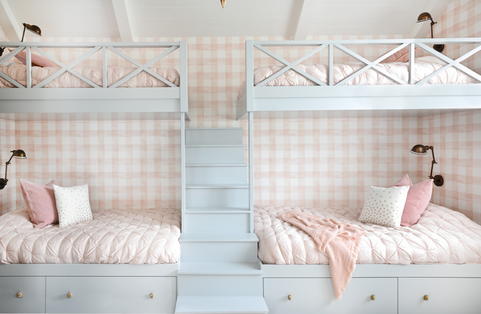 Стильный дизайн: детская в стиле кантри с спальным местом, розовыми стенами, потолком из вагонки, сводчатым потолком и обоями на стенах для девочки - последний тренд