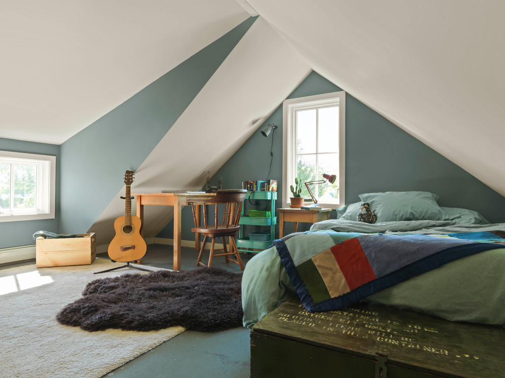 Bild på ett litet eklektiskt pojkrum kombinerat med sovrum och för 4-10-åringar, med blå väggar och målat trägolv