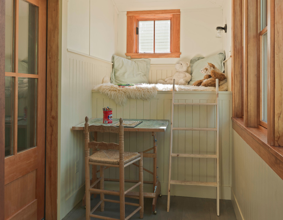 Réalisation d'une petite chambre neutre style shabby chic avec un mur beige et parquet peint.