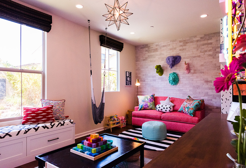 Mittelgroßes, Neutrales Modernes Kinderzimmer mit Spielecke, braunem Holzboden und braunem Boden in Orange County
