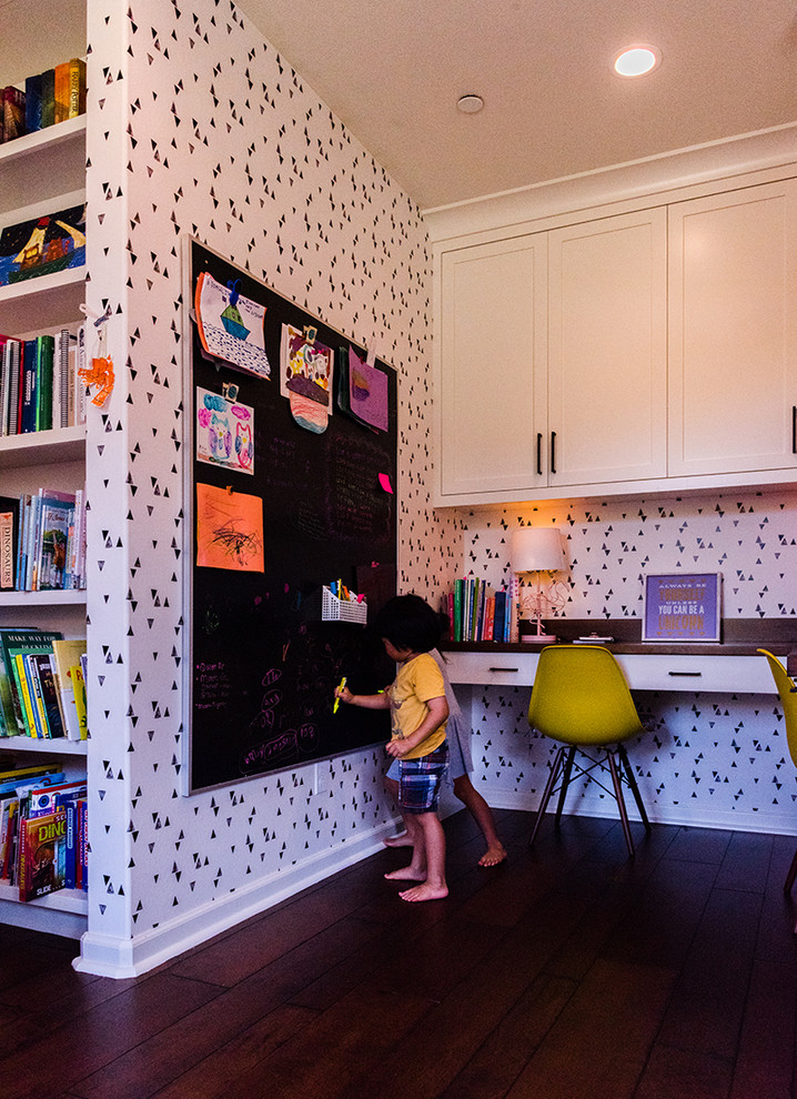 Esempio di una cameretta per bambini da 4 a 10 anni contemporanea di medie dimensioni con pavimento in legno massello medio e pavimento marrone