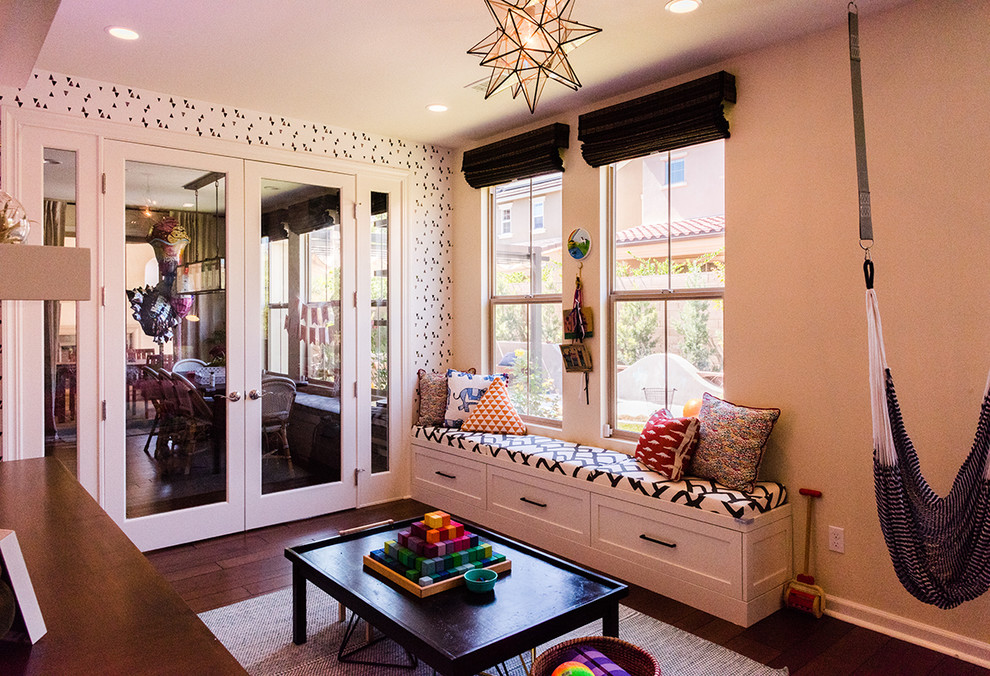 Cette photo montre une chambre d'enfant de 4 à 10 ans tendance de taille moyenne avec un sol en bois brun et un sol marron.