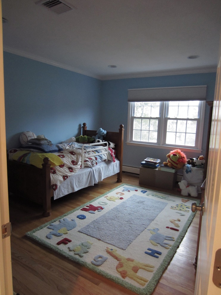 Idéer för mellanstora vintage pojkrum kombinerat med sovrum och för 4-10-åringar, med blå väggar och ljust trägolv