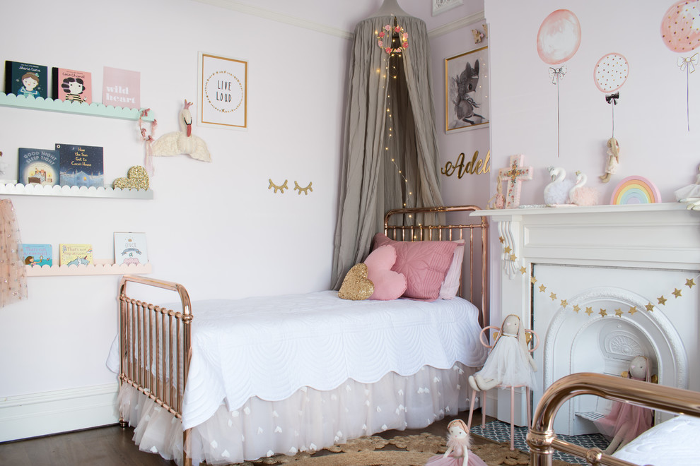 Пример оригинального дизайна: детская в стиле неоклассика (современная классика) с спальным местом, розовыми стенами, темным паркетным полом и коричневым полом для ребенка от 4 до 10 лет, девочки