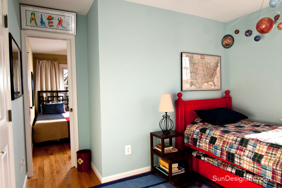 Klassisches Jungszimmer mit Schlafplatz, blauer Wandfarbe und hellem Holzboden in Washington, D.C.