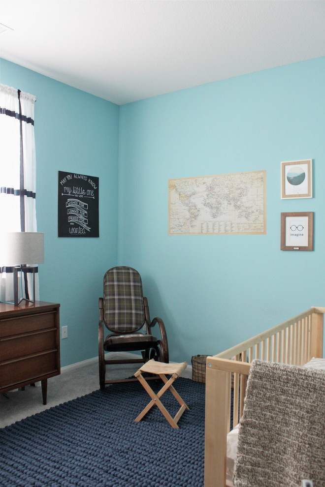 Réalisation d'une chambre d'enfant de 1 à 3 ans vintage de taille moyenne avec un mur bleu et moquette.