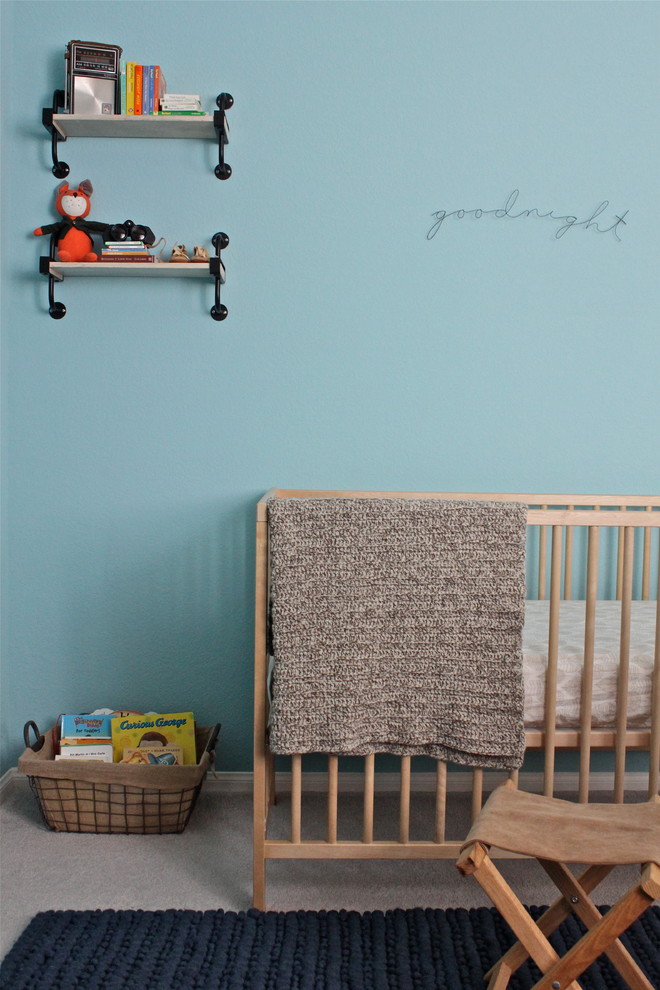 Inredning av ett 60 tals mellanstort barnrum kombinerat med sovrum, med blå väggar och heltäckningsmatta