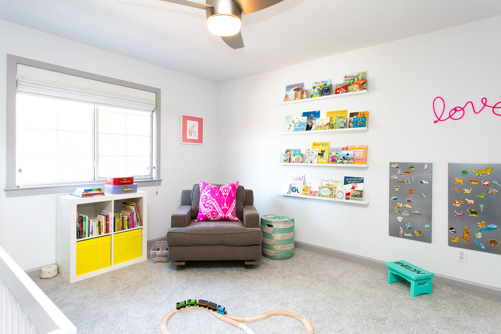 Idéer för att renovera ett mellanstort skandinaviskt könsneutralt småbarnsrum kombinerat med lekrum, med vita väggar, heltäckningsmatta och grått golv