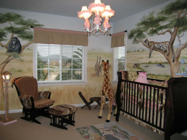 На фото: комната для малыша в классическом стиле