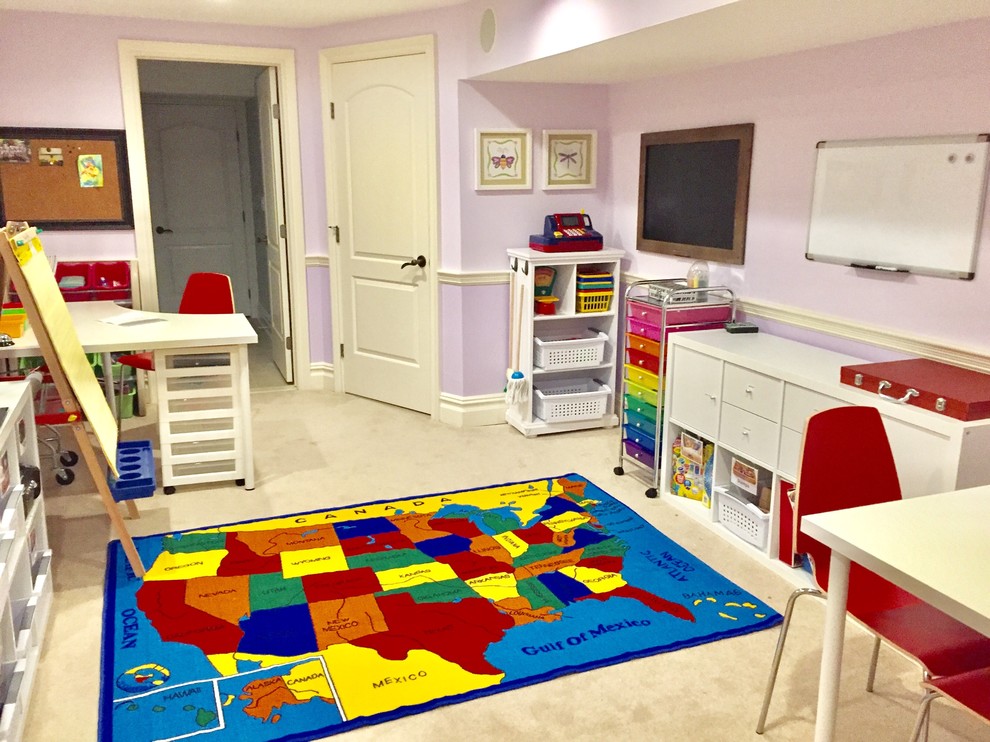 Idée de décoration pour une chambre d'enfant de 4 à 10 ans tradition de taille moyenne avec un mur violet, moquette et un sol beige.