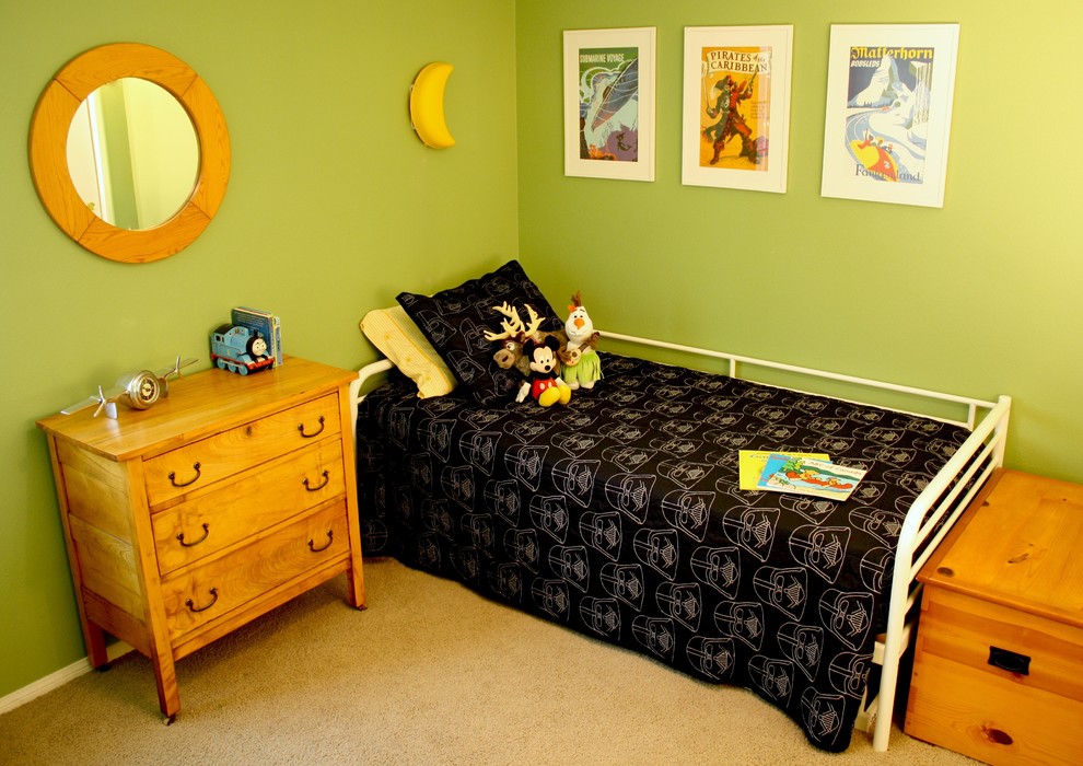 Ispirazione per una cameretta per bambini da 1 a 3 anni tradizionale di medie dimensioni con pareti verdi e moquette