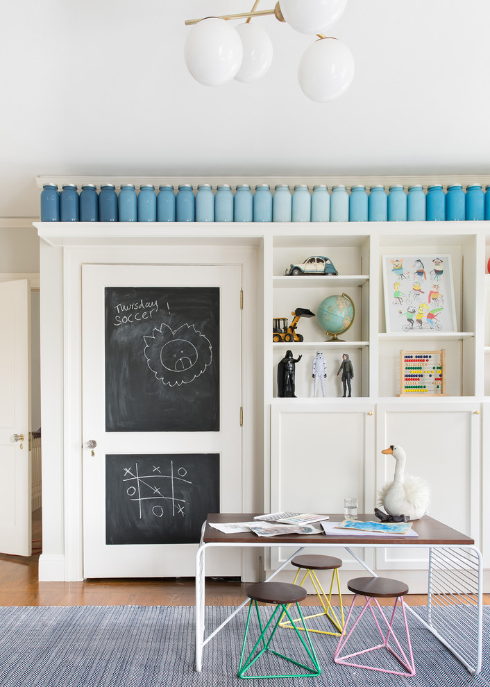 Diseño de habitación de niño de 4 a 10 años clásica renovada con paredes grises y suelo de madera en tonos medios