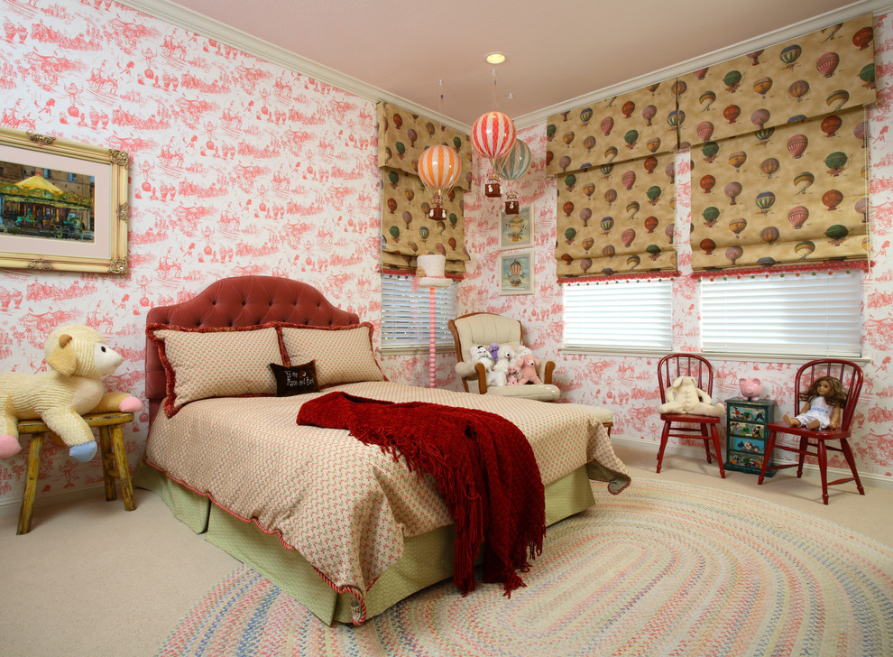Exempel på ett klassiskt flickrum kombinerat med sovrum, med flerfärgade väggar och heltäckningsmatta