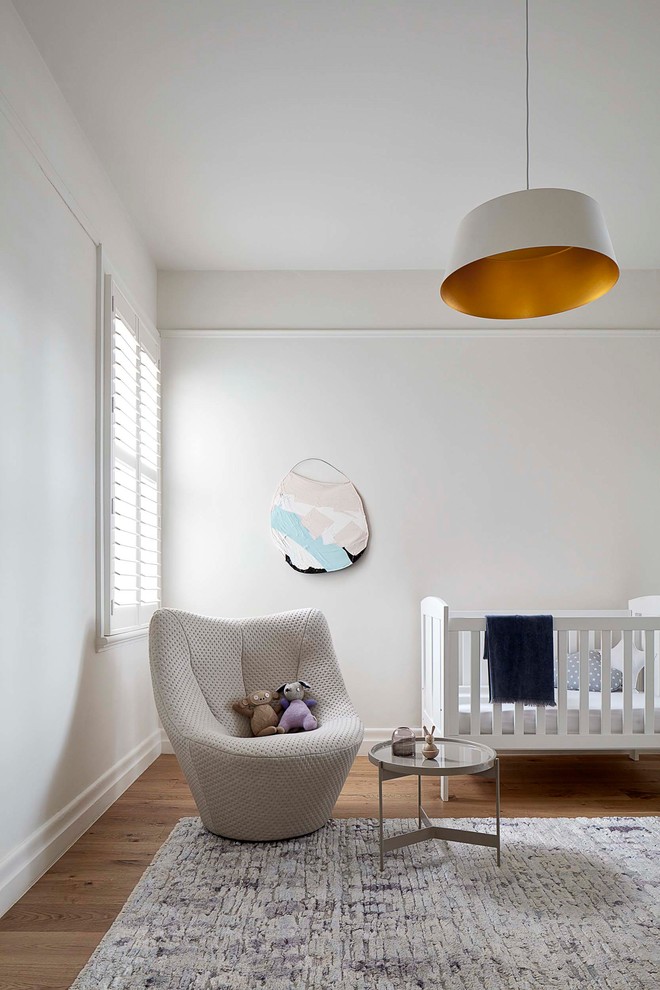 Свежая идея для дизайна: нейтральная детская среднего размера в современном стиле с спальным местом, белыми стенами и светлым паркетным полом для ребенка от 1 до 3 лет - отличное фото интерьера