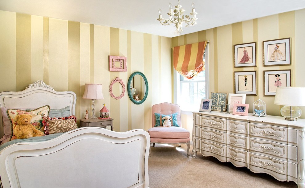 Modelo de dormitorio infantil de 4 a 10 años clásico de tamaño medio con paredes beige, moqueta y suelo beige