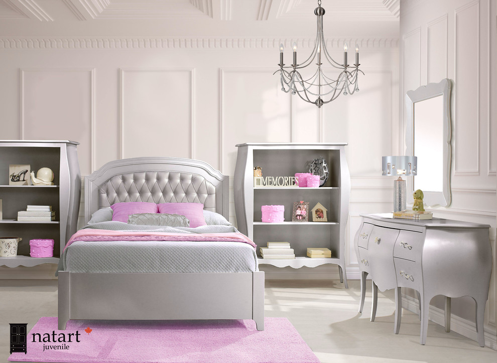 Стильный дизайн: детская в современном стиле с спальным местом, белыми стенами и ковровым покрытием для ребенка от 4 до 10 лет, девочки - последний тренд