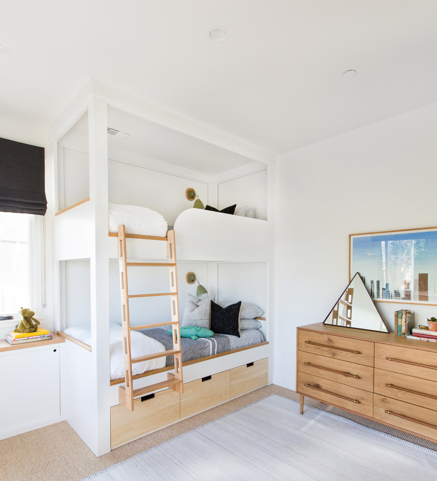 Imagen de dormitorio infantil de 4 a 10 años costero con paredes blancas, moqueta y suelo beige