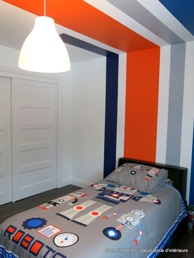Imagen de dormitorio infantil de 4 a 10 años minimalista pequeño con paredes blancas y suelo de madera oscura