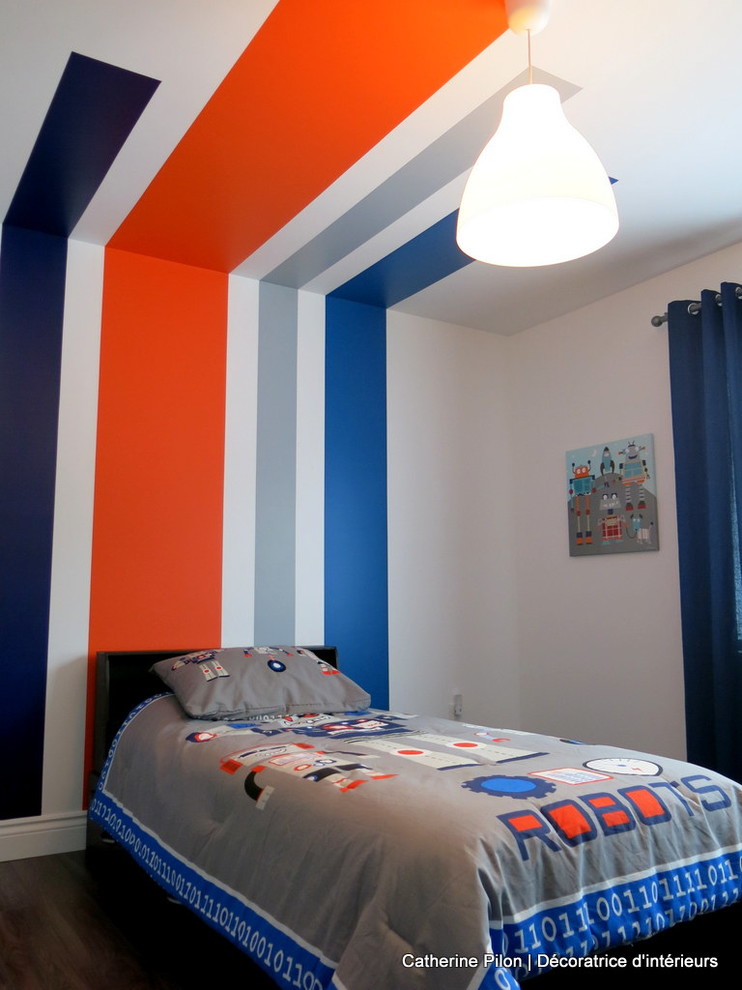 Modelo de dormitorio infantil de 4 a 10 años moderno pequeño con paredes blancas y suelo de madera oscura