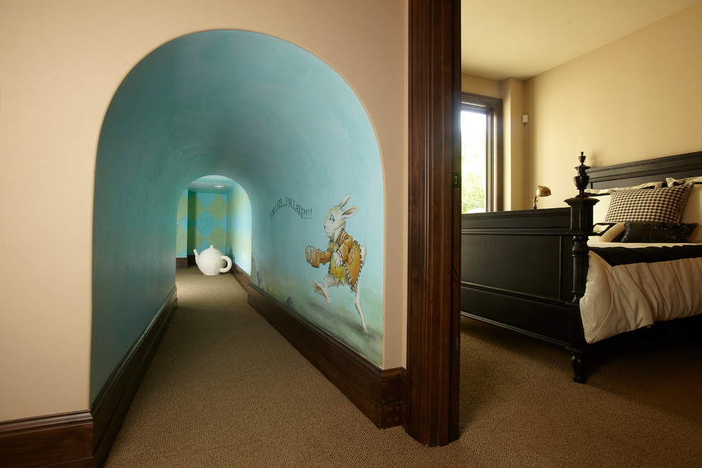 Cette image montre une salle de jeux d'enfant traditionnelle avec un mur beige.