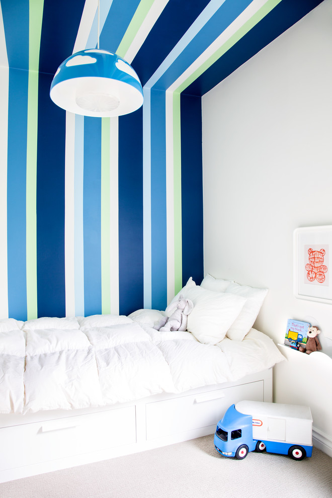 Exemple d'une chambre d'enfant de 1 à 3 ans chic de taille moyenne avec un mur multicolore, moquette et un sol beige.