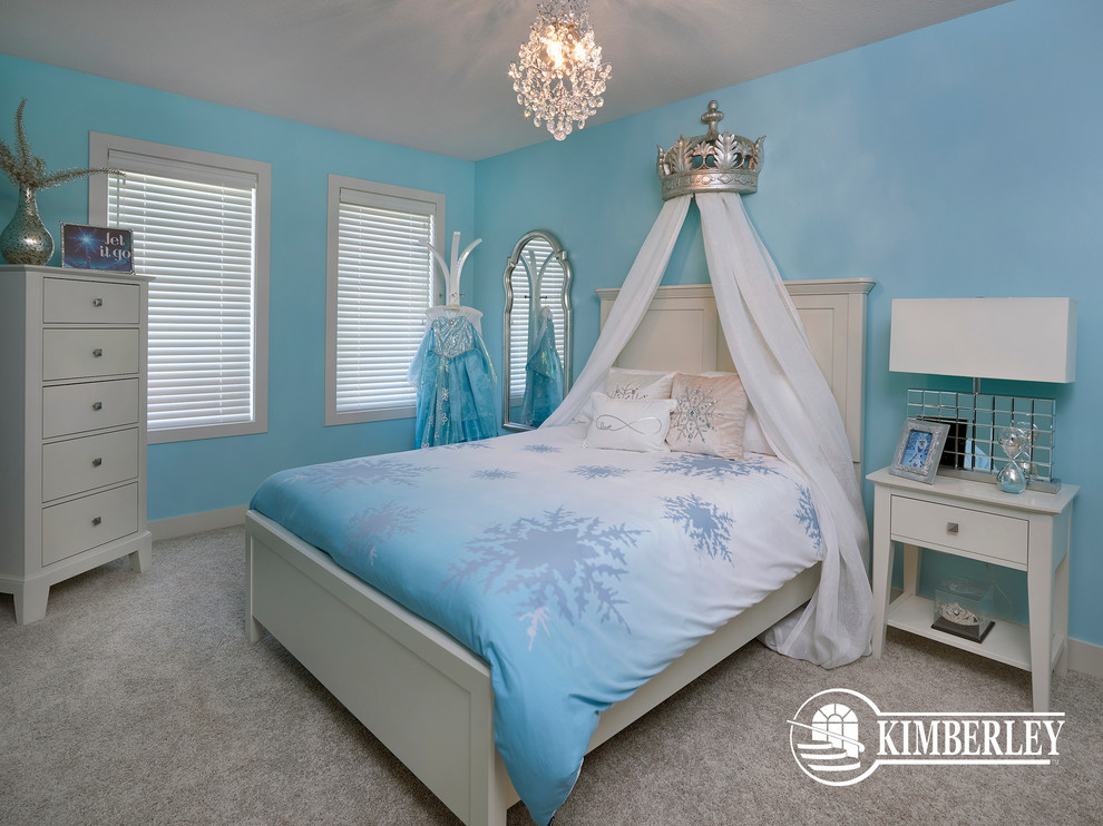 Idéer för mellanstora funkis flickrum kombinerat med sovrum och för 4-10-åringar, med blå väggar och heltäckningsmatta