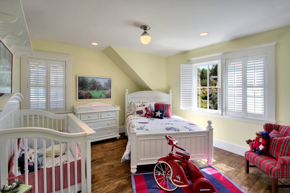 Источник вдохновения для домашнего уюта: нейтральная детская среднего размера в классическом стиле с спальным местом, синими стенами и темным паркетным полом