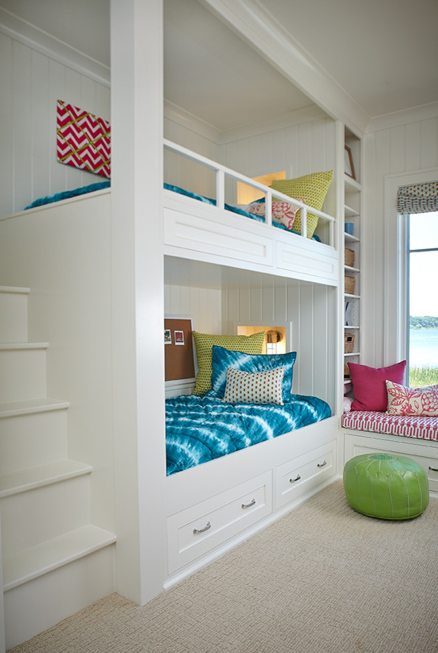 Idéer för ett mellanstort maritimt barnrum kombinerat med sovrum, med blå väggar och heltäckningsmatta