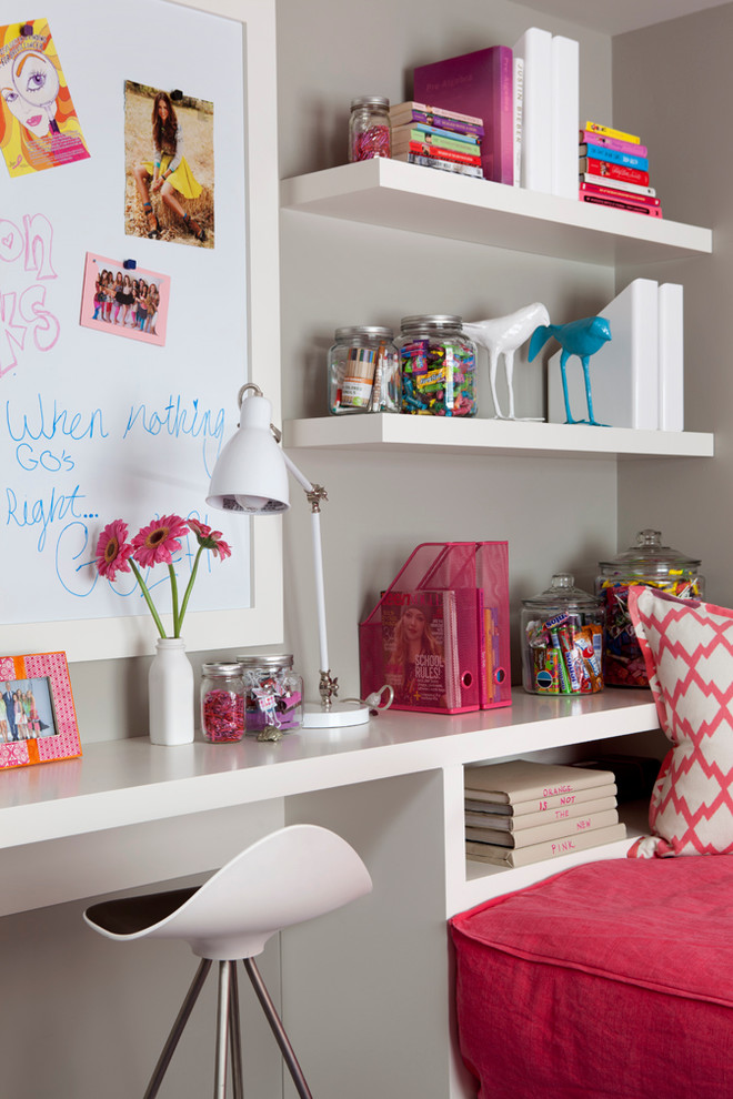 Exemple d'une chambre d'enfant éclectique de taille moyenne avec un bureau, un mur gris et moquette.