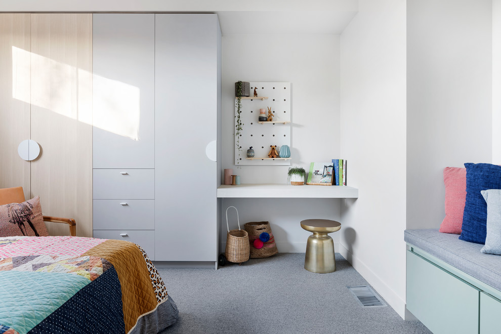 メルボルンにあるお手頃価格の広いコンテンポラリースタイルのおしゃれな子供の寝室 (カーペット敷き、グレーの床、白い壁) の写真