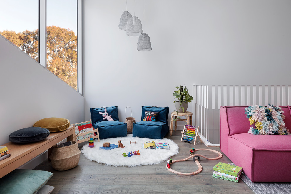 Großes Modernes Kinderzimmer mit braunem Holzboden, braunem Boden, Spielecke und weißer Wandfarbe in Melbourne