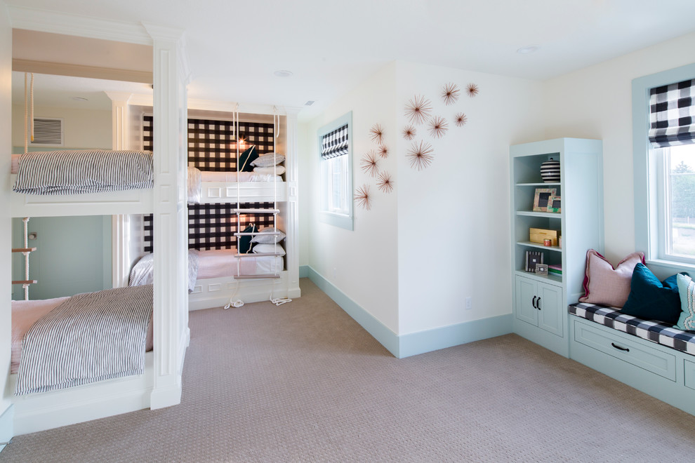 Exemple d'une chambre d'enfant éclectique de taille moyenne avec un mur blanc et moquette.