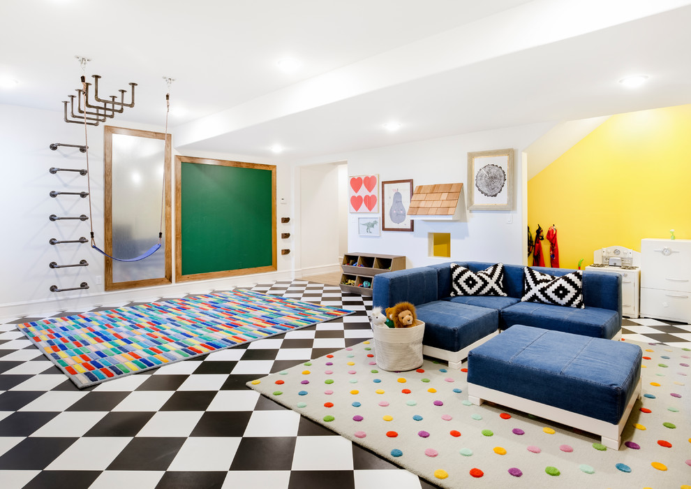 Inspiration för stora klassiska könsneutrala barnrum kombinerat med lekrum och för 4-10-åringar, med vita väggar och flerfärgat golv