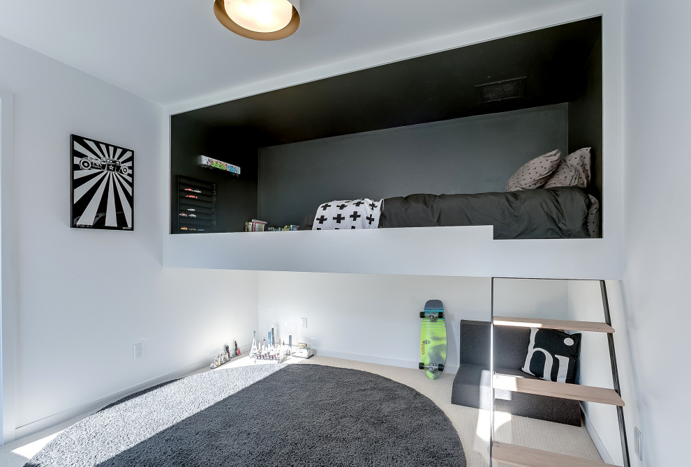 Foto på ett mellanstort funkis pojkrum kombinerat med sovrum och för 4-10-åringar, med grå väggar, heltäckningsmatta och beiget golv