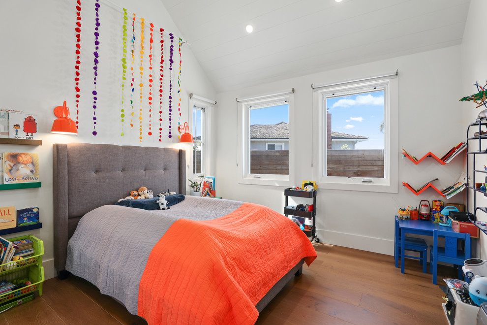 На фото: нейтральная детская в стиле неоклассика (современная классика) с спальным местом, белыми стенами и паркетным полом среднего тона для ребенка от 4 до 10 лет