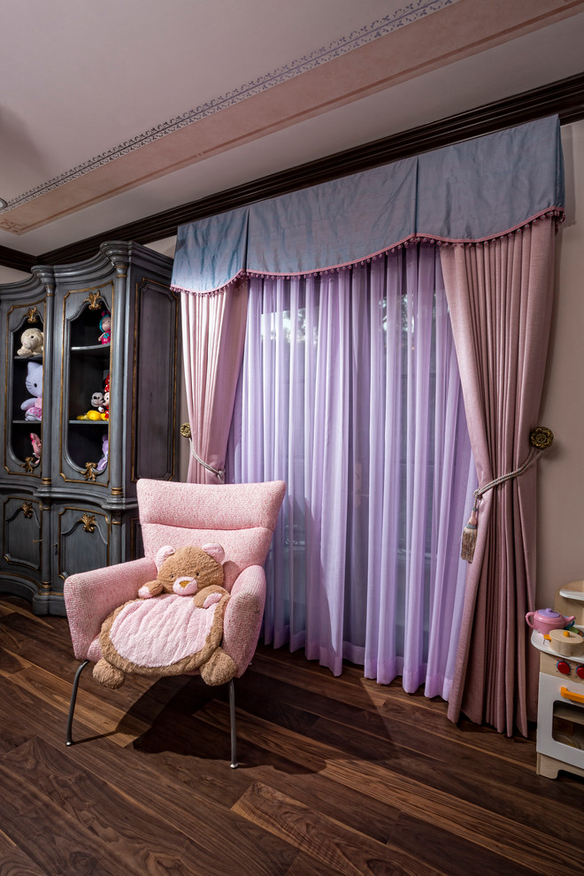 Ispirazione per una cameretta per bambini da 1 a 3 anni classica di medie dimensioni con pareti rosa e parquet scuro