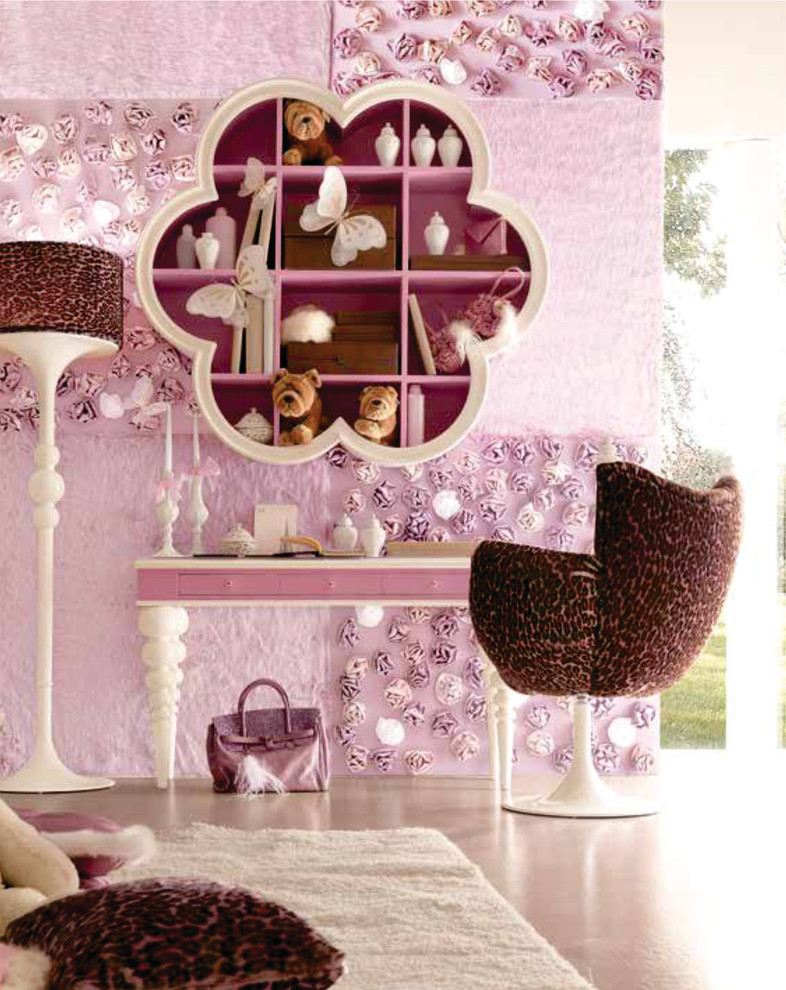 Cette image montre une grande chambre d'enfant minimaliste avec moquette et un mur rose.