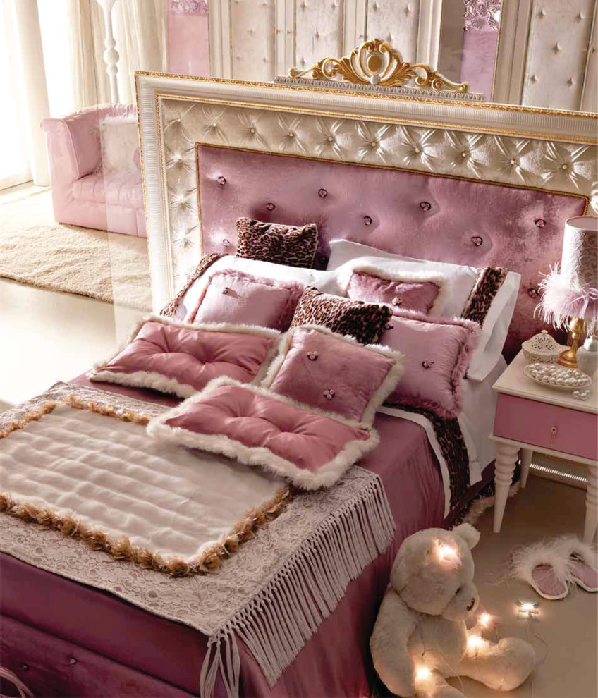 Modern inredning av ett stort barnrum kombinerat med sovrum, med lila väggar och heltäckningsmatta