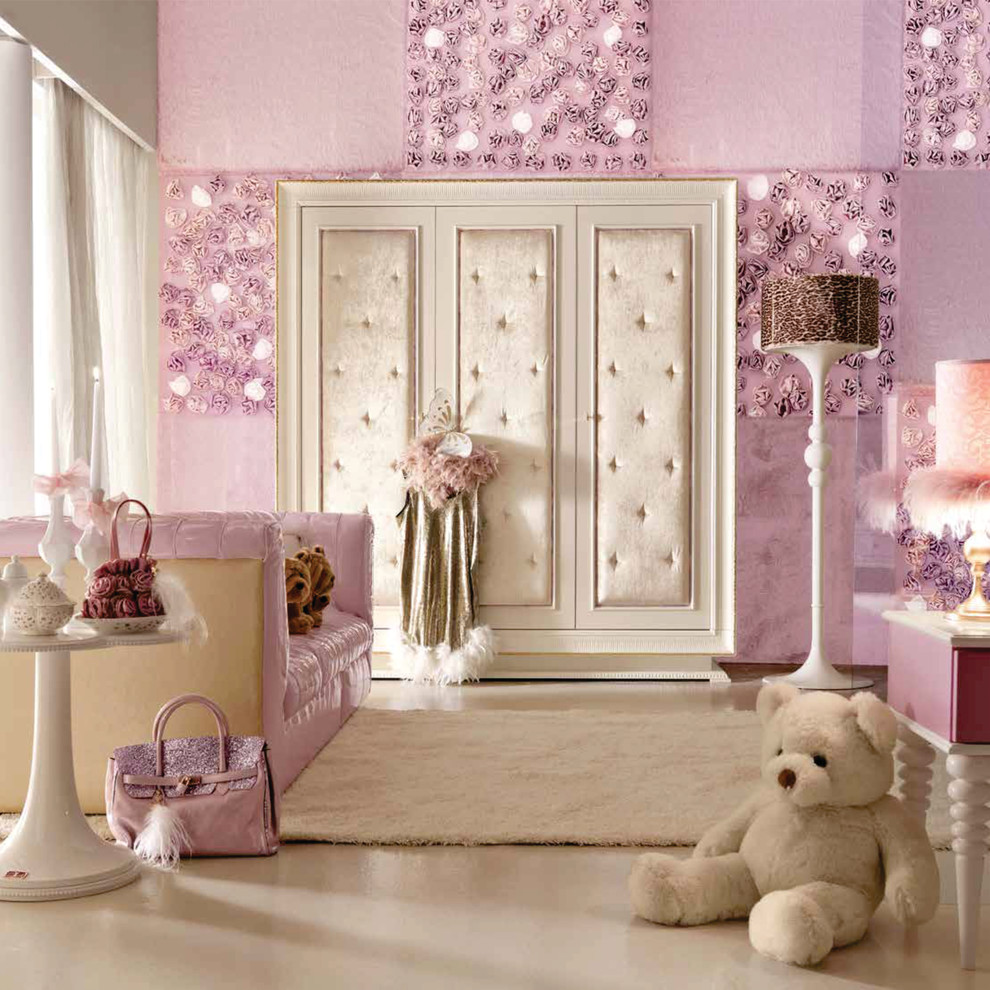 Foto di una grande cameretta per bambini minimalista con moquette e pareti rosa