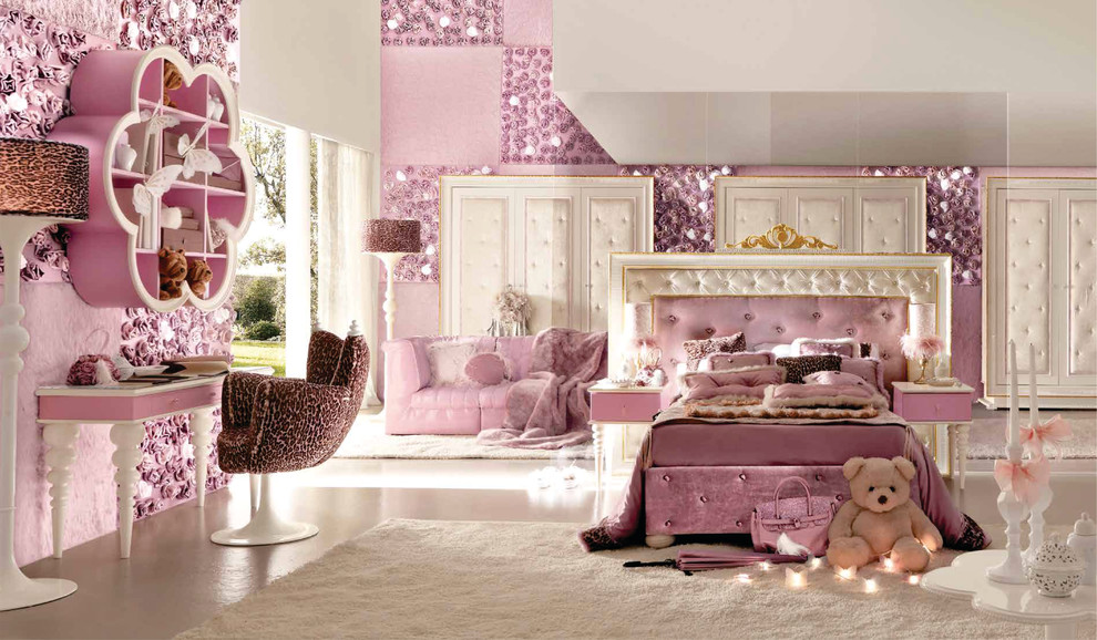 Cette image montre une grande chambre d'enfant minimaliste avec moquette et un mur rose.