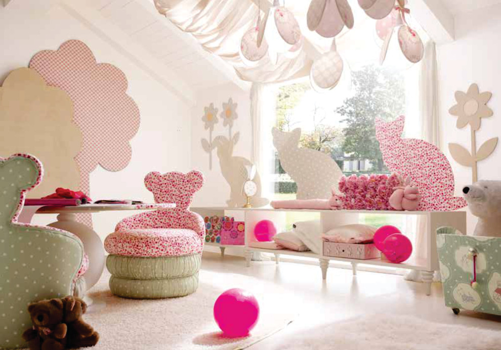 Geräumiges Modernes Mädchenzimmer mit weißer Wandfarbe, Teppichboden und Spielecke in London