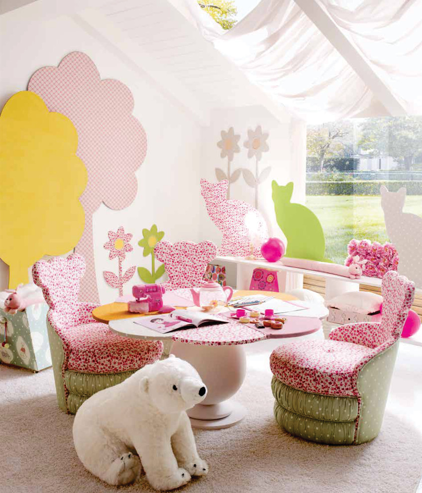 Foto di un'ampia cameretta per bambini da 4 a 10 anni minimalista con pareti bianche e moquette