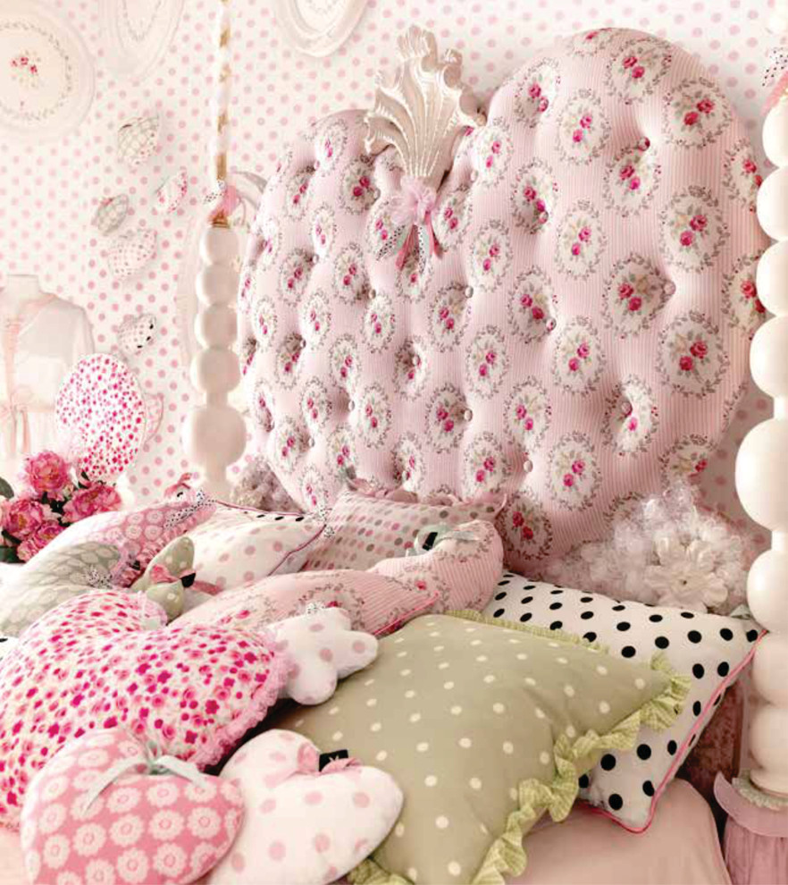Ispirazione per una grande cameretta per bambini moderna con pareti rosa e moquette