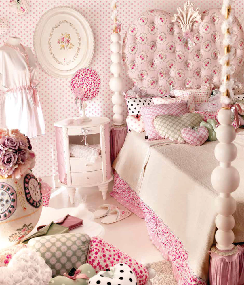 Ejemplo de dormitorio infantil moderno grande con paredes rosas y moqueta