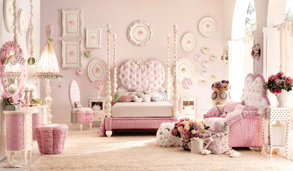 Inredning av ett modernt stort barnrum kombinerat med sovrum, med rosa väggar och heltäckningsmatta