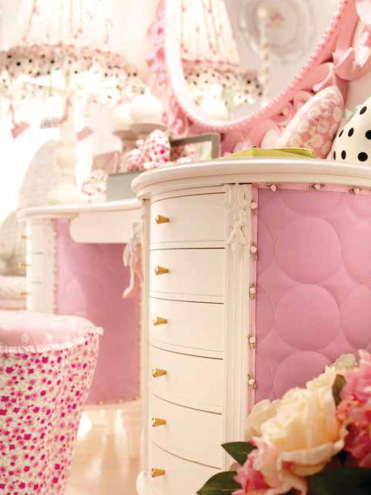 Idee per una grande cameretta per bambini moderna con pareti rosa e moquette